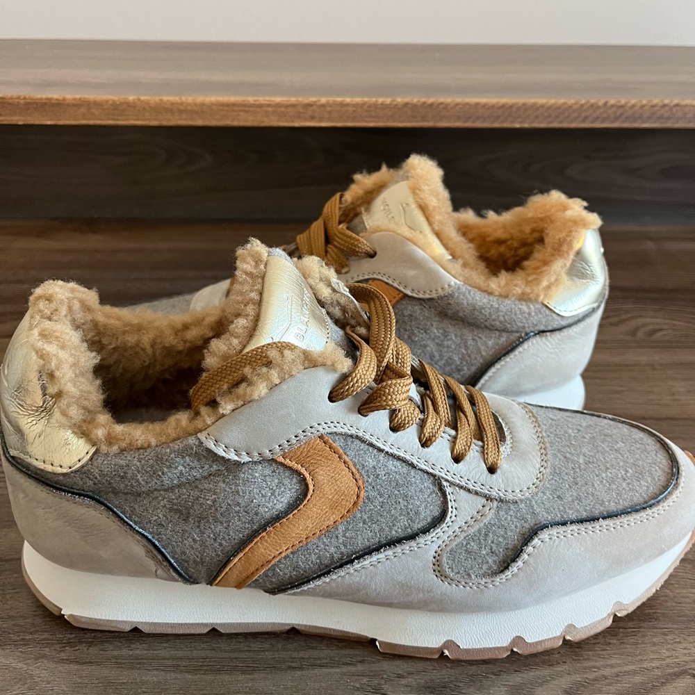 Voile Blanche Cozy Gray and Tan Sneakers with Faux Fur Lining Size 40 (8.5/9)